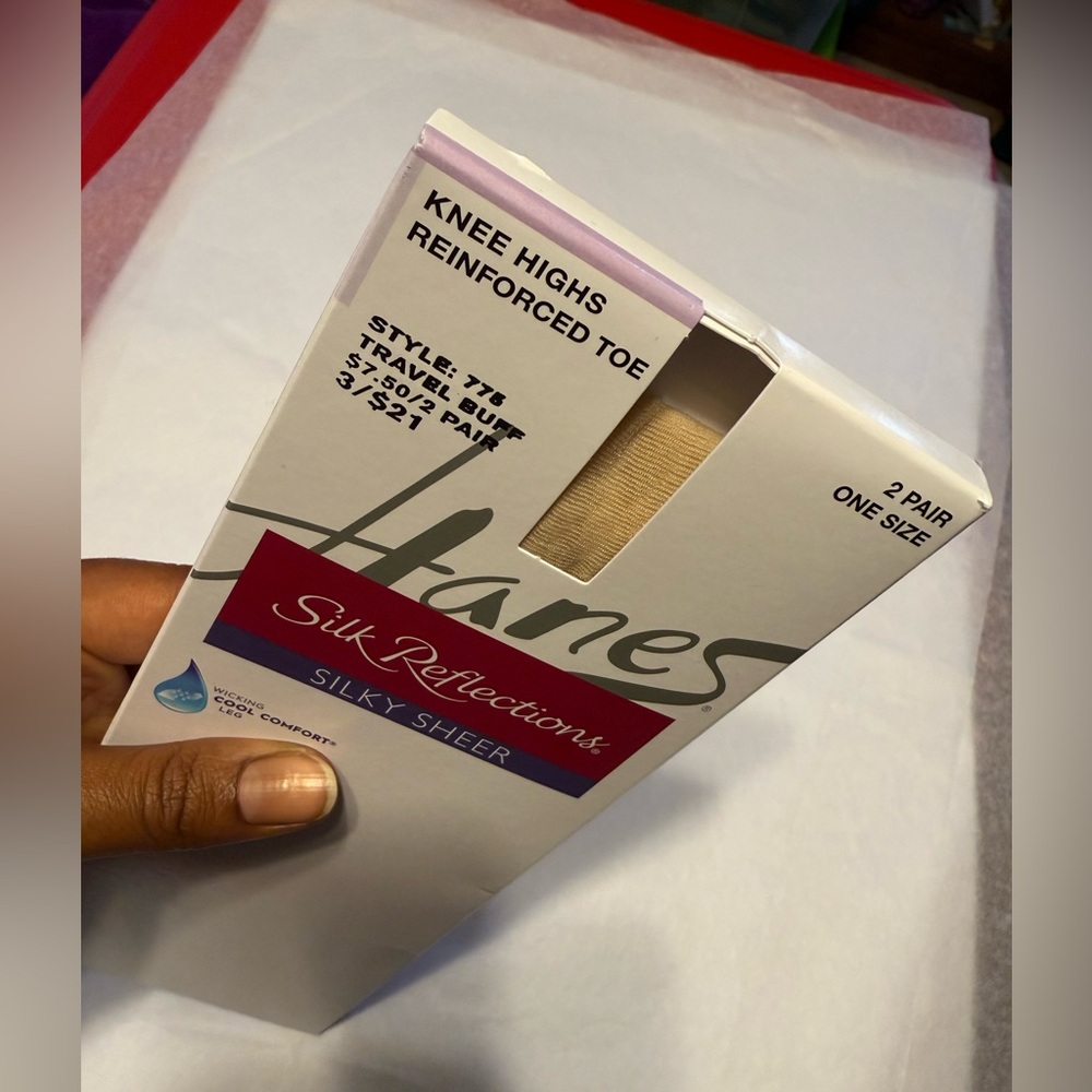Hanes Silk Reflections Sheer Knee Highs - Travertine Buff